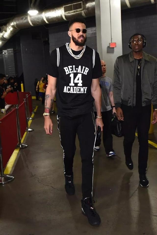 骑士全队首节手感不佳，投篮仅25投8中&已落后老鹰10分（骑士首节手感冰冷：25投仅中8球，已落后老鹰10分）