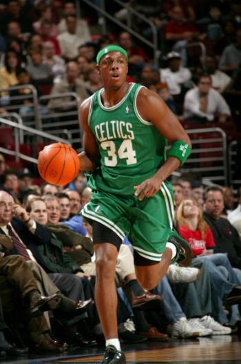 赵鹏：邵佳一人品很不错且性价比高，不行再归化两三个外援（赵鹏称邵佳一人品佳、性价比高，必要时再归化两三名外援）