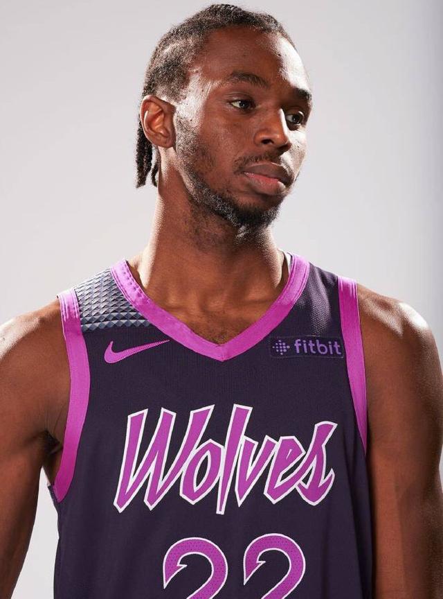 重穿球鞋，前皇马后卫科恩特朗准备参加国王联赛（前皇马后卫科恩特朗复出，将出战国王联赛）