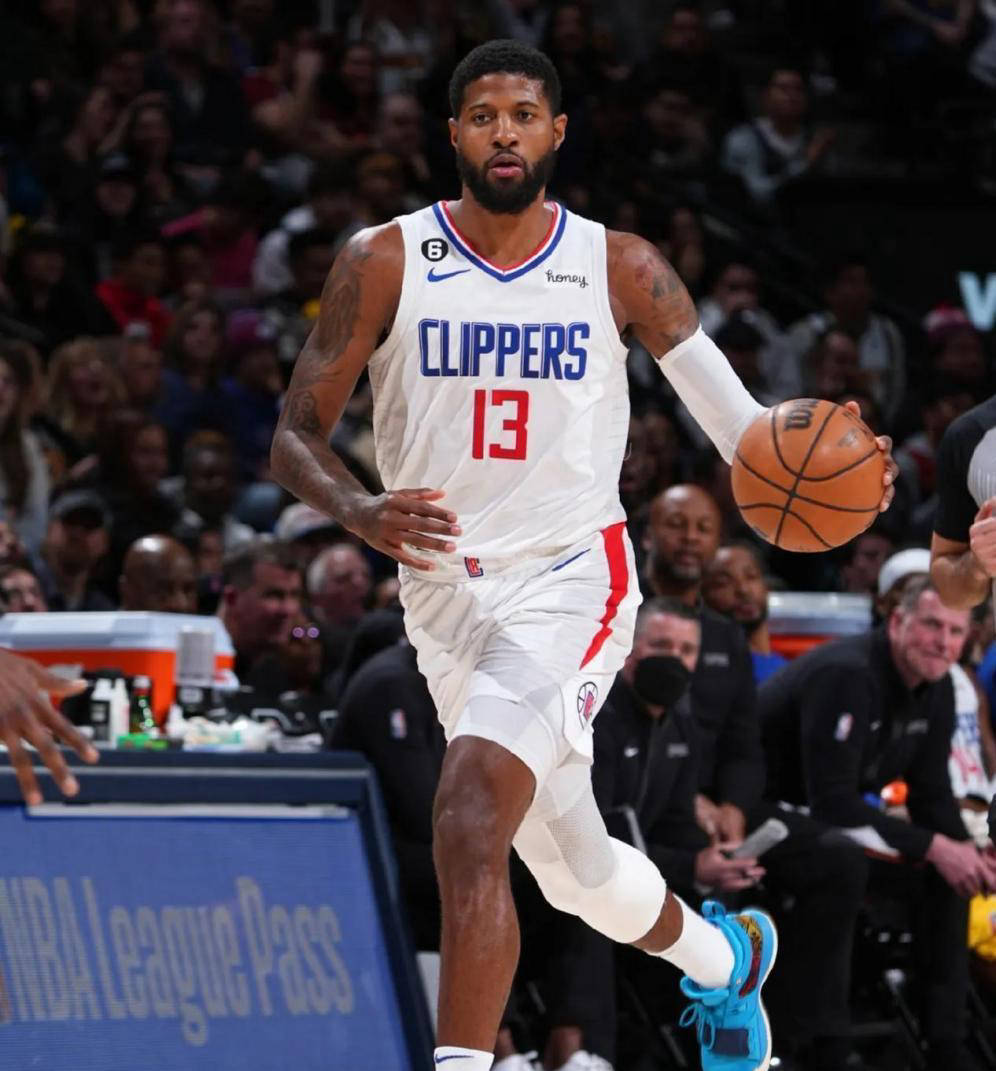 创历史，埃因霍温是首支正式比赛在安菲尔德打进3球的荷兰球队（埃因霍温改写纪录：首支在安菲尔德正式赛攻入3球的荷兰队）