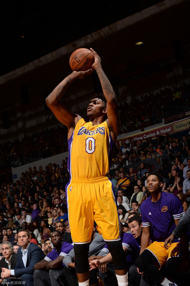 遗憾空砍！克洛尼&扎威合力轰下52分难阻失利（克洛尼携手扎威合砍52分，仍难挽败局）