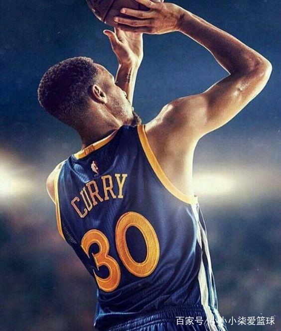 达成生涯400助里程碑，梅西赛后把球衣送给了看台上的父母（梅西达成生涯第400次助攻里程碑，赛后将球衣送上看台献给父母）